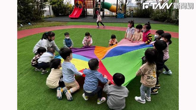 孩童在幼兒園內與幼保老師互動良好/聖奇幼兒園提供