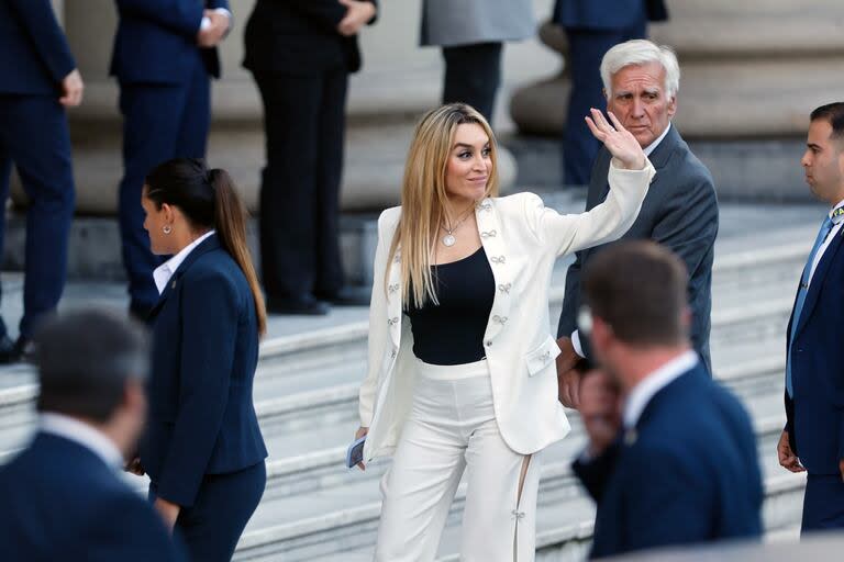  Fatima Florez a su llegada la Catedral Metropolitana durante la ceremonia de asunción del presidente Javier Milei, con un traje blanco seleccionado por Vicky Miranda