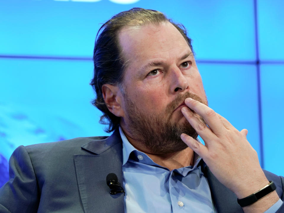 Marc R. Benioff, Tus Thawj Coj thiab Tus Thawj Saib Xyuas Haujlwm ntawm Salesforce, Tus Tswvcuab ntawm Pawg Thawj Coj ntawm Lub Rooj Sib Tham Txog Kev Lag Luam Hauv Ntiaj Teb, tau hnov ​​​​qab thaum nws tuaj koom lub rooj sib tham World Economic Forum (WEF) txhua xyoo hauv Davos, Switzerland, Lub Ib Hlis 23, 2018. REUTERS/Denis Balibouse