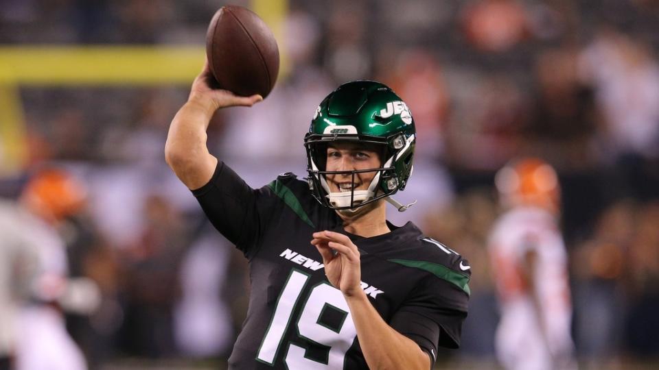 New York Jets quarterback Trevor Siemian (19) throws a pass during warmups before a game against the Cleveland Browns at MetLife Stadium.
