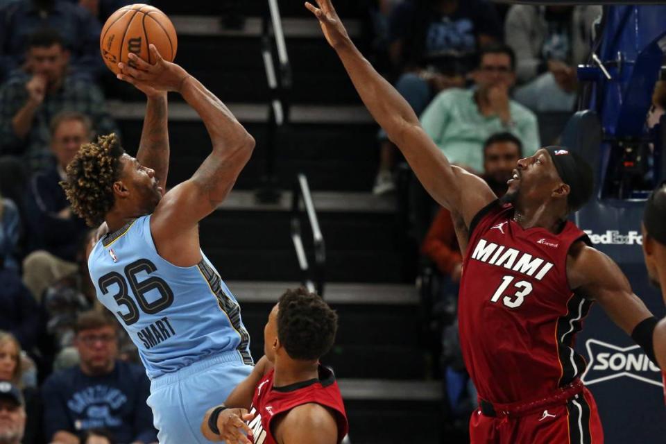 El jugador de los Grizzlies Marcus Smart tira al aro ante la marca de Bam Adebayo, del Heat de Miami, en el partido celebrado el 8 de noviembre de 2023 en Memphis.