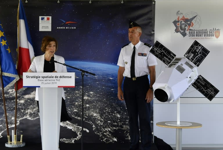 La ministre des Armées Florence Parly dévoile la nouvelle stratégie spatiale française, au côté du général Philippe Lavigne, depuis la base de Lyon Mont Verdun le 25 juillet 2019