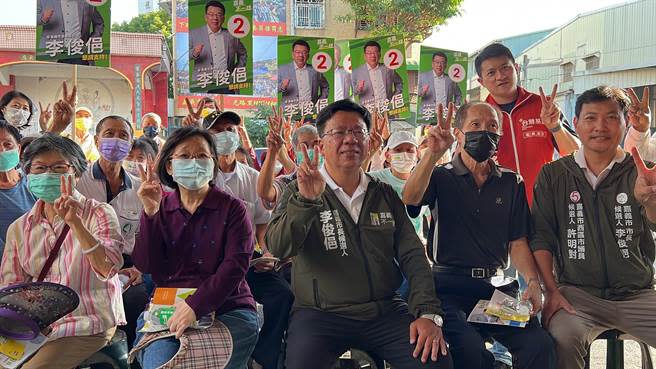 民進黨嘉義市長候選人李俊俋今天到廟口宣講，提出補助全口假牙政見。（廖素慧攝）