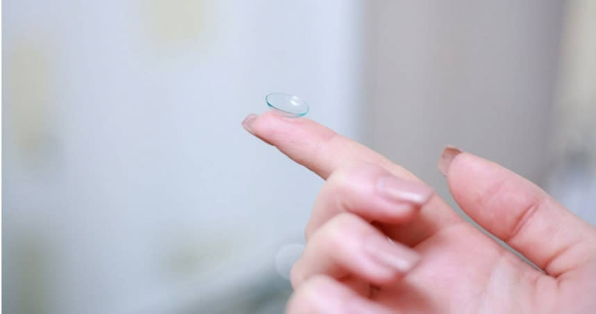 配戴隱形眼鏡戲水，可能導致眼角膜感染。（示意圖／Pixabay）