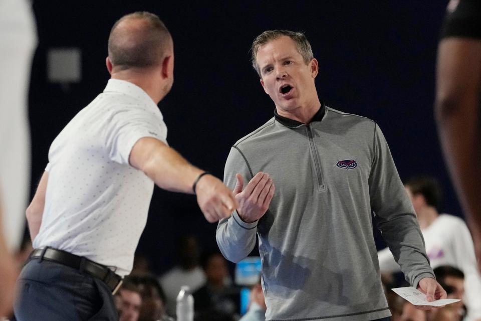 Florida Atlantic coach Dusty May, right, reacts to a comment by Charleston coach Pat Kelsey during the first half of an NCAA college basketball game Saturday, Dec. 2, 2023, in Boca Raton, Fla. (AP Photo/Marta Lavandier)