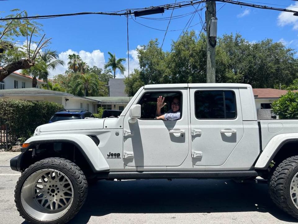 Doug Cox conduciendo en Coconut Grove. Dijo que no tiene hogar y que vive en su Jeep Gladiator.