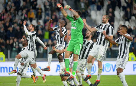 Soccer Football - Serie A - Juventus vs Atalanta - Allianz Stadium, Turin, Italy - March 14, 2018 Juventus’ Blaise Matuidi and team mates celebrate after the match REUTERS/Massimo Pinca