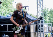 <p>Das Laufstegmodel, das mit einem Job für Saint Laurent im Jahr 2014 ihre High-Fashion-Karriere startete, steckt auch viel Liebe in ein musikalisches Projekt: Sie ist Bassistin und Sängerin der Indie-Rock-Band „Sunflower Bean“. (Bild: ddp Images) </p>