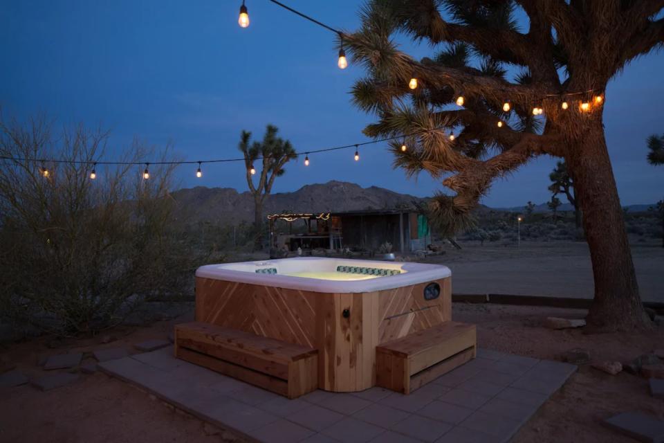 El baño puede ser aún más cómodo y especial en el jacuzzi al aire libre, también disponible para cualquier cliente. (Foto: <a href="http://www.airbnb.es/users/7859989/listings?_set_bev_on_new_domain=1602677606_O8ekiMkInoFCiDT7" rel="nofollow noopener" target="_blank" data-ylk="slk:Airbnb;elm:context_link;itc:0;sec:content-canvas" class="link ">Airbnb</a>).