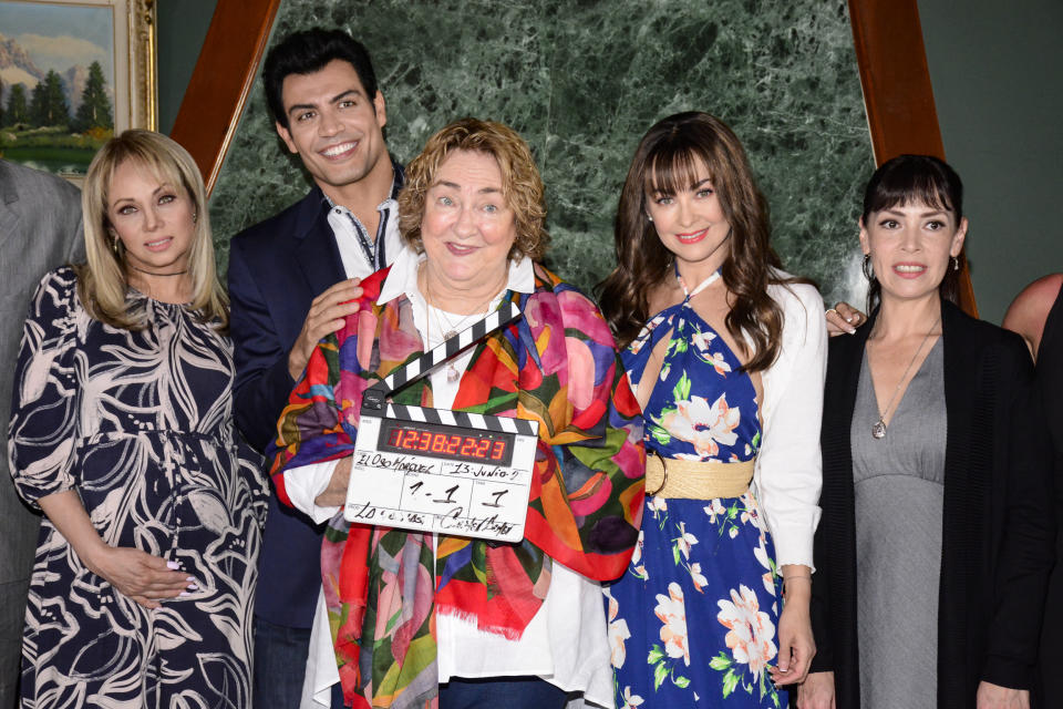 MEXICO CITY, MEXICO - JUNE 13: Cecilia Gabriela, Andrés Palacios, producer Carmen Armendariz, Araceli Arámbula and Isadora González pose for photo with clapperboard, during the start of filming of 'La Madrastra' TV show at Polanco on June 13, 2022 in Mexico City, Mexico. (Photo by Medios y Media/Getty Images)