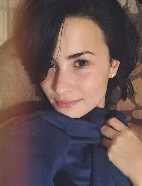 Demi Lovato ohne Make-up unter der Decke