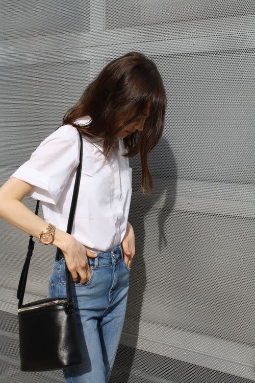 How to wear the white shirt?