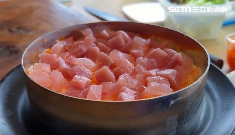 醋飯塑型而成「蛋糕體」的底層，一層醋飯一層蝦卵，再擺上鮪魚旗魚和蟹肉切丁當夾層，鋪滿滿毫不手軟，老闆陳忠孝笑說「沒有特別算數量，就是鋪滿為主」（圖／記者王浩原攝影）