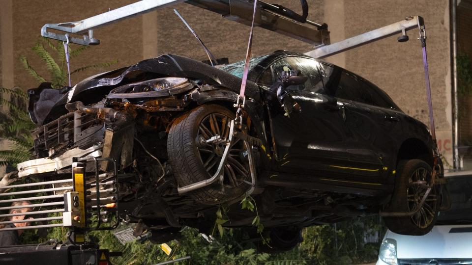 Der zerstörte SUV wird nach dem schweren Verkehrsunfall in Berlin-Mitte auf einen Abschleppwagen gehoben. Foto: Paul Zinken