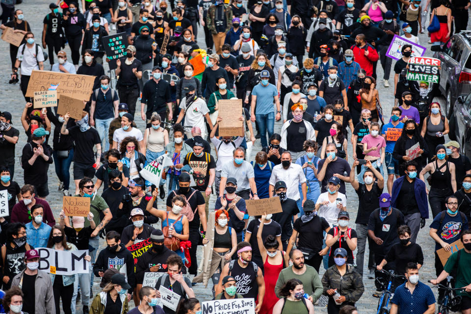 Manifestantes protestando en contra de la brutalidad policiaca y el racismo marchan en Manhattan, el 6 de junio de 2020. (Demetrius Freeman/The New York Times)