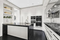 Esta es la cocina, equipada con encimeras de mármol y una gran isla central. Cuenta con dos fregaderos y electrodomésticos de última tecnología. (Foto: <a href="http://www.compass.com/listing/220-central-park-south-unit-28a-manhattan-ny-10019/359929949670368049/?origin_type=Listing%20Card" rel="nofollow noopener" target="_blank" data-ylk="slk:Compass;elm:context_link;itc:0;sec:content-canvas" class="link ">Compass</a>).