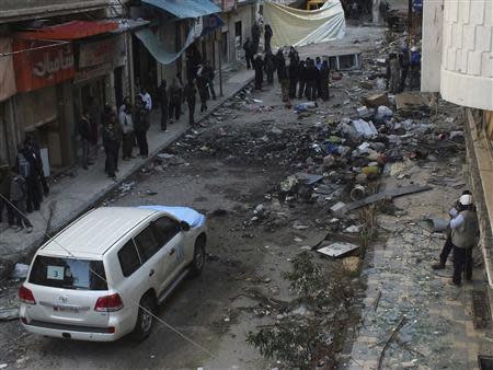 United Nations members arrive to the besieged neighbourhoods of Homs to supply humanitarian aid February 8, 2014. REUTERS/Yazan Homsy