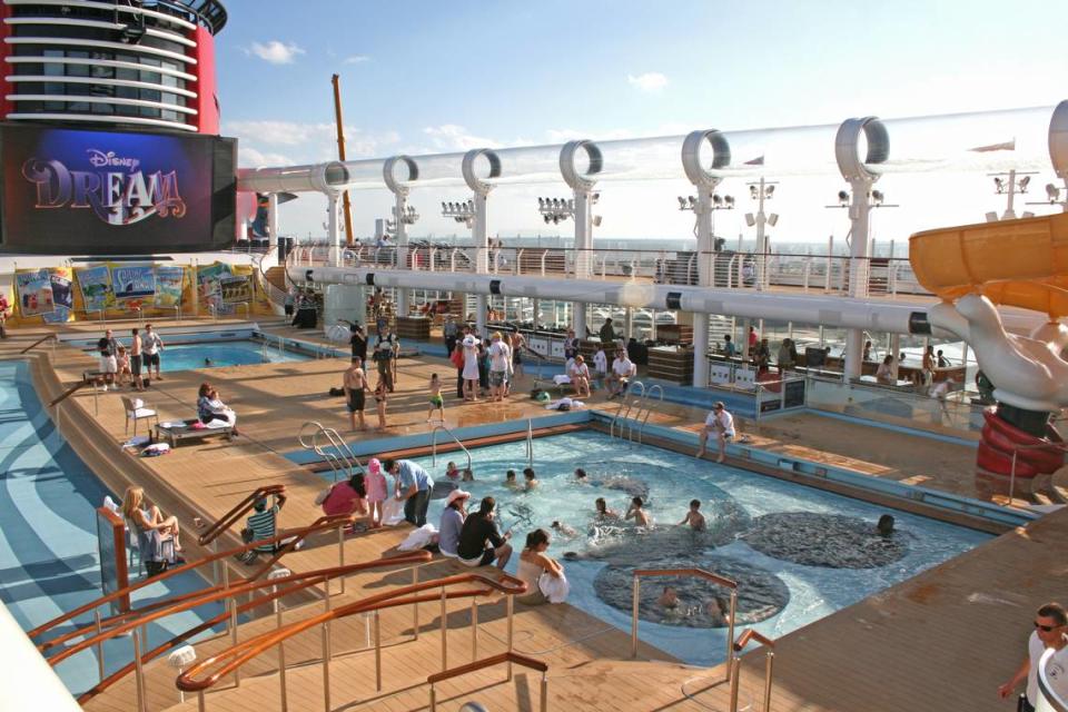 La piscina de Mickey Mouse (en primer plano) en la cubierta de Disney Dream.