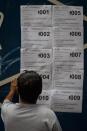 <p>Docenas de ecuatorianos asistieron a votar hoy, domingo 17 de febrero del 2013, en las instalaciones del colegio "Don Bosco" ubicado en Caracas (Venezuela). Más de 9000 ecuatorianos residentes en Venezuela podrán participar en las elecciones presidenciales y legislativas de <span class="classCadenaBusqueda">Ecuador</span>. EFE/MIGUEL GUTIÉRREZ</p>