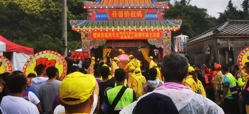 白沙屯媽祖行經紅壇時轉向，並上前賜福。（圖／翻攝自白沙屯拱天宮臉書）