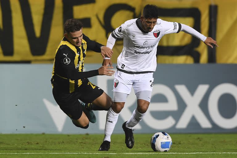 Rodrigo Aliendro con la camiseta de Colón, en un partido ante Peñarol, correspondiente a la etapa de grupos de la Copa Libertadores 2022.