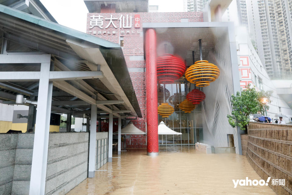 本港遭遇世紀豪雨，黃大仙成為水浸重災區，黃大仙中心北館地下全層淹沒，圖為通往黃大仙寺祠的出口，水位已淹過商場通道。