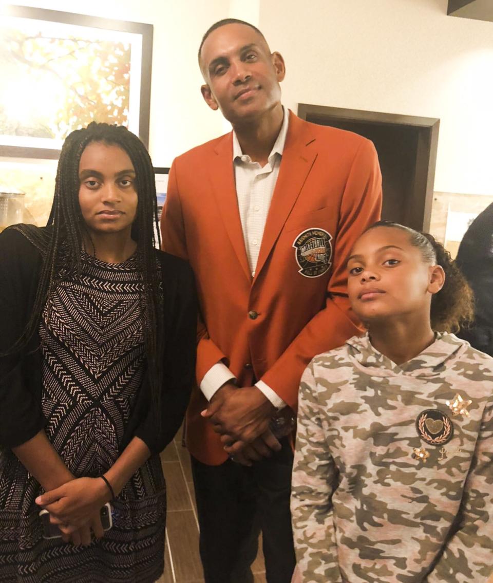 Grant Hill - Grant Hill And Wife Tamia Stopped At 7-11 For Slurpees And Chili Cheese Dogs After Their 1999 Wedding