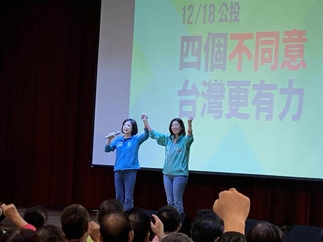 民進黨台中二選區立委補選參選人林靜儀(右起)參加立委何欣純舉辦的公投說明會。(林欣儀攝)