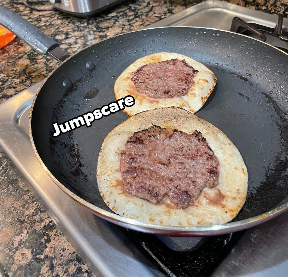 Cooked meat on tortillas