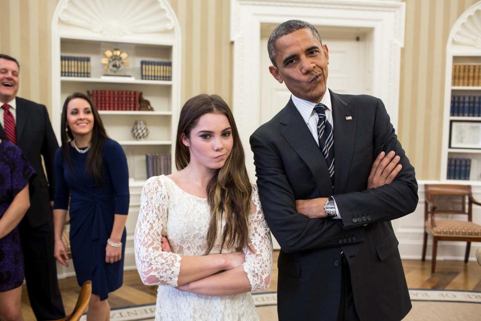 El presidente Barack Obama bromea con la gimnasta estadounidense McKayla Maroney, repitiendo la pose que hizo a esta mundialmente famosa gracias a una fotografía que se hizo viral.