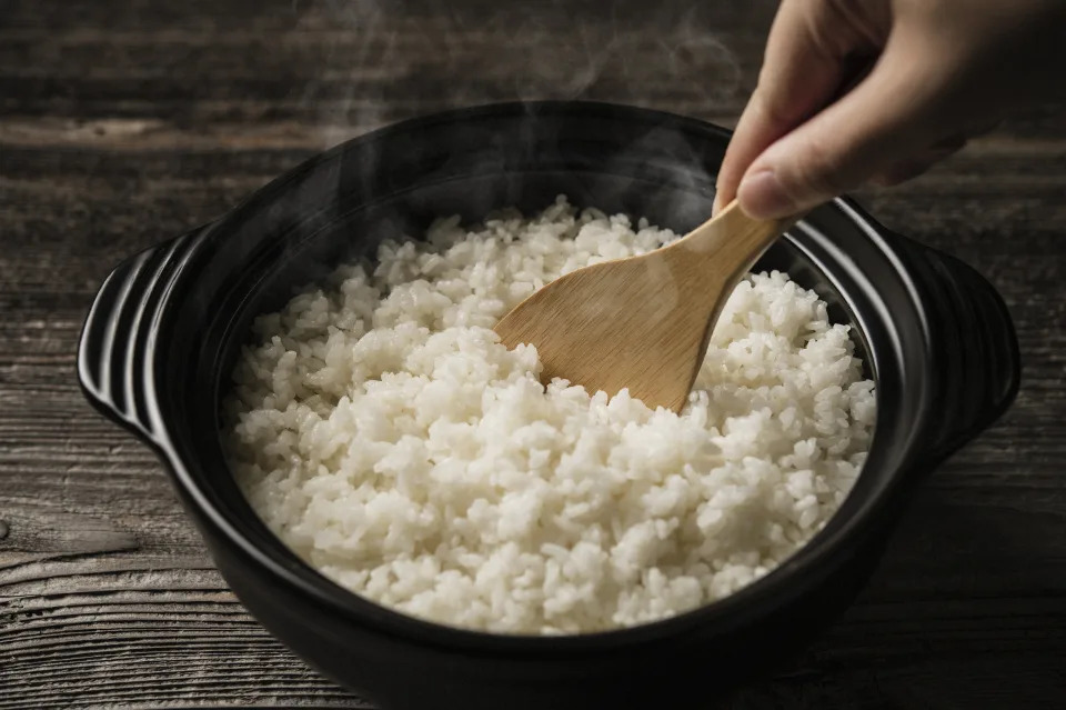 當米飯煮熟後可以將米飯切成十字，再把米飯從底部往上翻因為上面的飯比下面的飯吸收了更多水分，切記不可以一直搗飯會讓飯粒口感變軟爛，用「切」飯、「翻」飯的感覺去打散，讓多餘的水分繼續蒸發，接著再蓋上電鍋蓋繼續悶10分鐘米飯的口感更好吃。