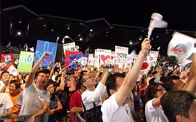 Flags, whistles and clappers were given to the people attending the rally. (Yahoo! photo/Fann Sim)