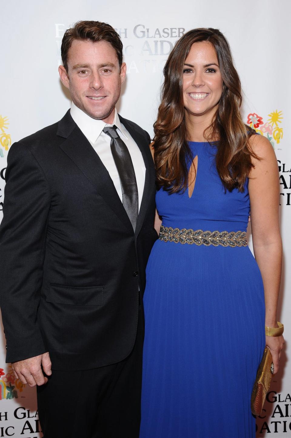 Jake Glaser y su pareja Kerry Corridan en la cena de gala de la Elizabeth Glaser Pediatric Aids Foundation el 3 de diciembre de 2013 en Nueva York (Gary Gershoff/Getty Images for Elizabeth Glaser Pediatric AIDS Foundation)