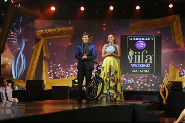 Neha Dhupia and Vivek Oberoi take the stage. Image: Twitter.com/IIFA