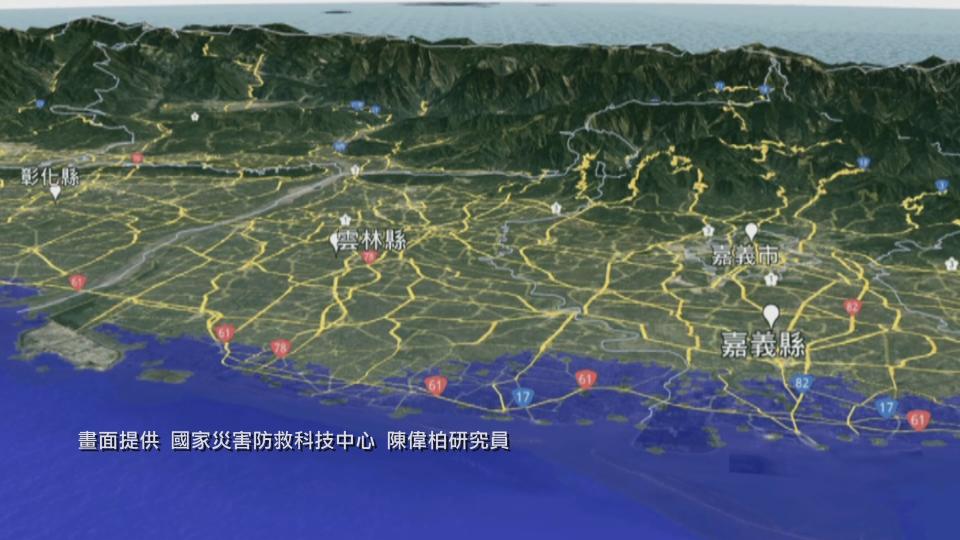 從模擬圖來看，海岸向內陸退縮，台61線西濱快速道路有一大段，幾乎得在海上行駛。