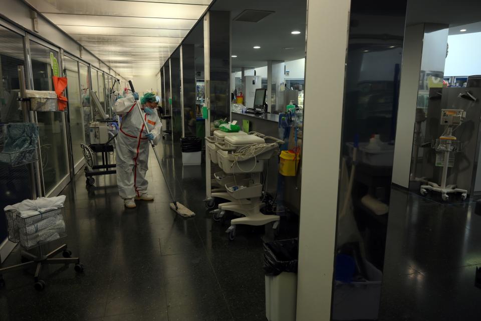 Un estudio realizado por el instituto de investigación de este hospital entre 10.000 sanitarios españoles demostró que un 45% sufrían algún trastorno de salud mental al terminar la primera ola. (Foto: Lluis Gene / AFP / Getty Images).