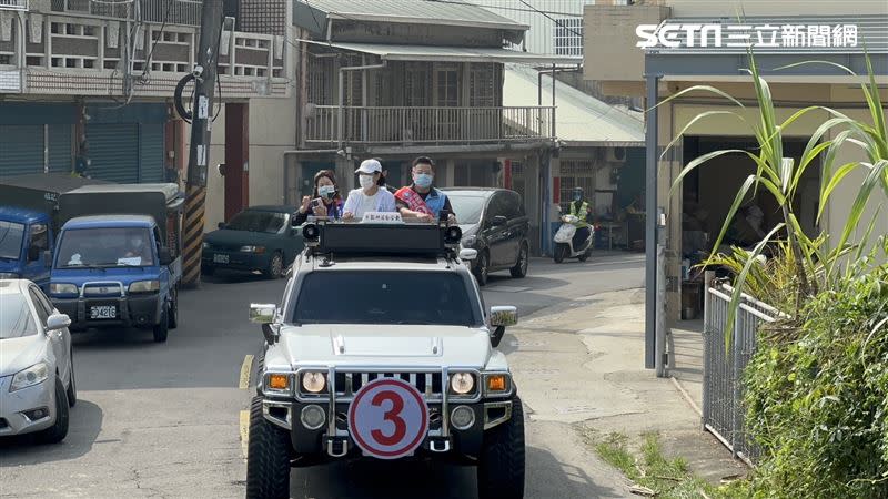 柯志恩15日持續車隊掃街，坦言國民黨長年重北輕南，需要深切檢討。（圖／柯志恩競選團隊提供）