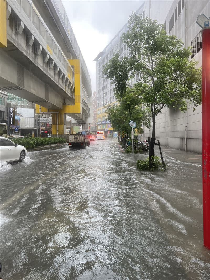 大雷雨炸雙北，新北中永和出現淹水情形。（圖／新北消防局提供）