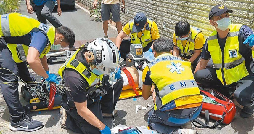 吳姓警員騎重機疑遭保育類動物環頸雉撞擊，導致車輛失控撞擊，當場失去生命跡象，送醫搶救尚未脫險。（圖／讀者提供／蕭嘉蕙台東傳真）