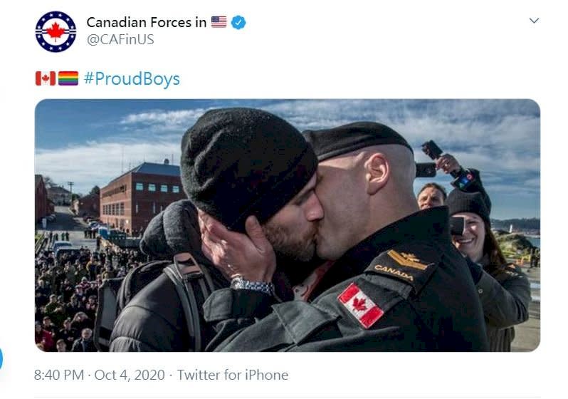 加拿大軍隊(Canadian Armed Forces)在美國的官方推特帳號，也分享了一個軍人親吻他伴侶的頭像，並附上加拿大國旗和彩虹驕傲旗幟的表情符號、以及＃驕傲男孩的標籤。(圖:推特)