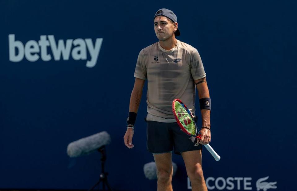 El chileno Alejandro Tabilo reacciona tras perder 7 (5), 7-6 (5) y 6-2 contra el búlgaro Grigor Dimitrov, el domingo en el Miami Open.