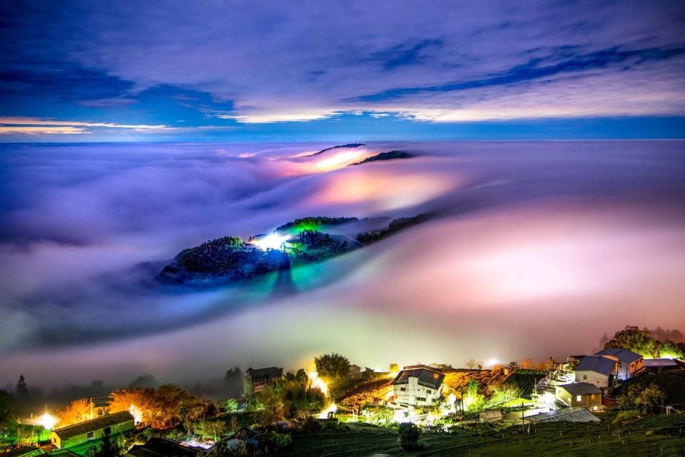 圖為蘇再明17日深夜拍下琉璃雲瀑美景。（圖／蘇再明提供）