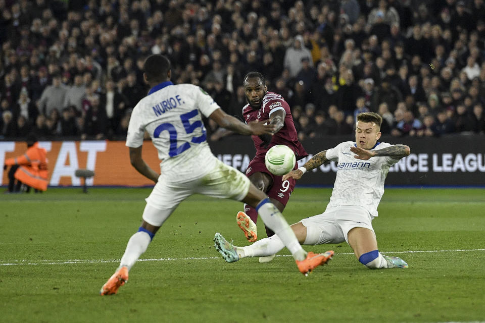 LONDON, ENGLAND - APRIL 20: Michail Antonio of West Ham United scores his team's 4:1 goal during the UEFA Europa Conference League quarterfinal second leg match between West Ham United and KAA Gent at London Stadium on April 20, 2023 in London, United Kingdom. (Photo by Vincent Mignott/DeFodi Images via Getty Images)