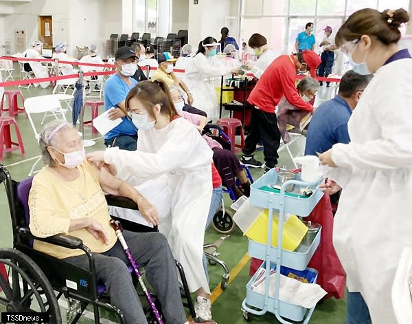屏東縣府宣佈七十六歲以上長輩，下週開打疫苗。（記者毛莉攝）