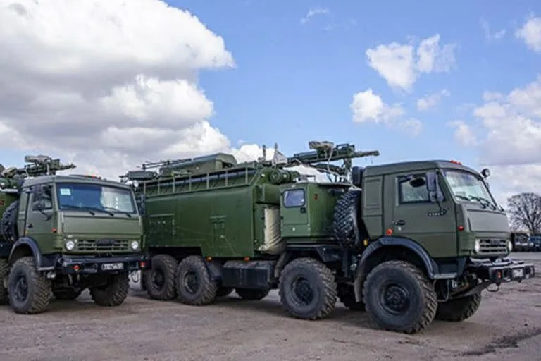 Los sistemas Palantin EW están estacionados durante un ensayo para el desfile del Día de la Victoria del 9 de mayo de 2018 en Voronezh, Rusia