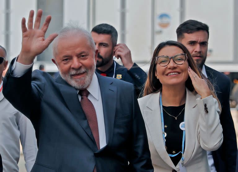 El presidente electo de Brasil, Luiz Inácio Lula da Silva, y su esposa, Rosangela Lula da Silva, caminan durante la conferencia sobre el clima COP27 en la ciudad turística egipcia de Sharm el-Sheikh, en el Mar Rojo, el 16 de noviembre de 2022. 