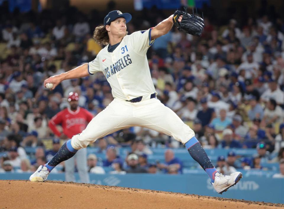 El lanzador de los Dodgers, Tyler Glasnow, cumple durante la séptima entrada contra los Angelinos el sábado.