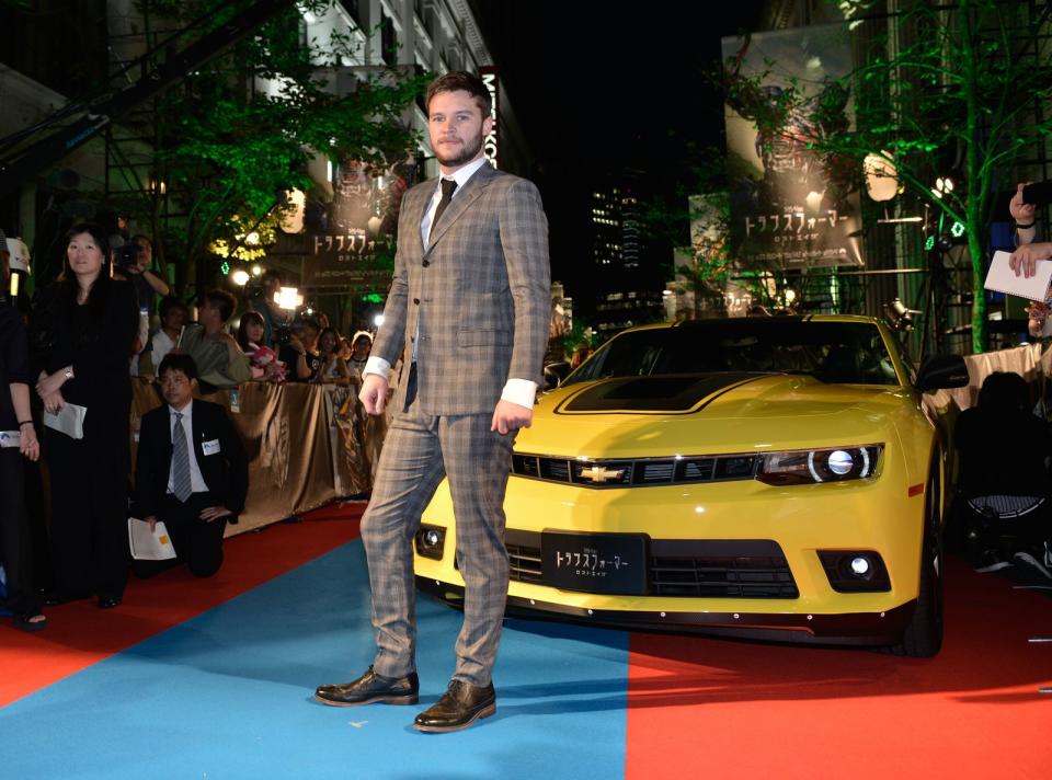 Bei der Premiere von "Transformers: Age Of Extinction" in Tokyo war einer der Hauptdarsteller zugegen: richtig, ein Chevrolet Camaro Bumblebee. In der Filmreihe können sich Autobots wahlweise in Autos und Roboter verwandeln.