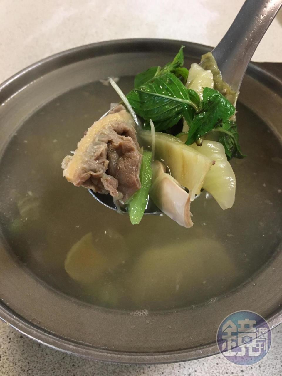 「牛雜湯」中加了酸菜，使湯頭甘甜，喝來無雜味，牛雜處理得乾淨、脆口。