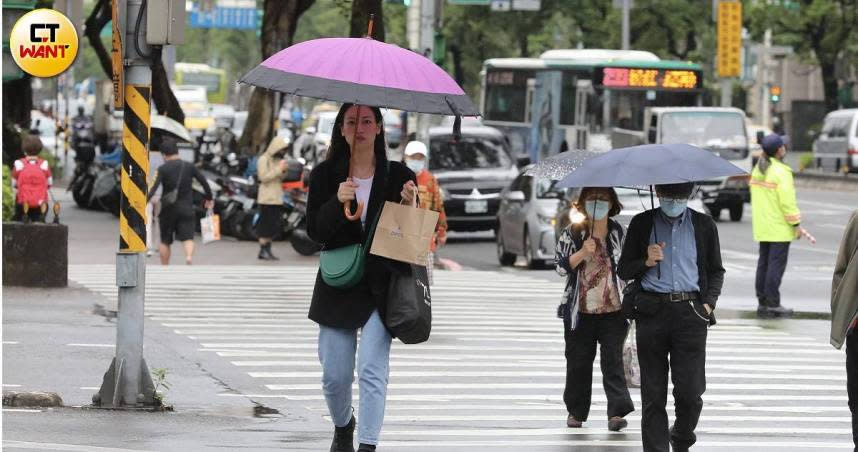 中央氣象署表示下週鋒面靠近，週一到週五全台各地有雨。（圖／劉耿豪攝）